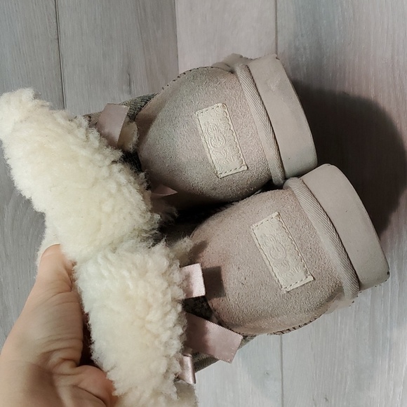 Ugg Australia Women Bailey Bow Short Snake Sheepskin Boots shoes sz 6 - Picture 5 of 12